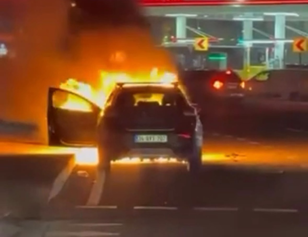 Kağıthane\'de cipin motoru alev aldı, yangın itfaiye ekiplerince söndürüldü
