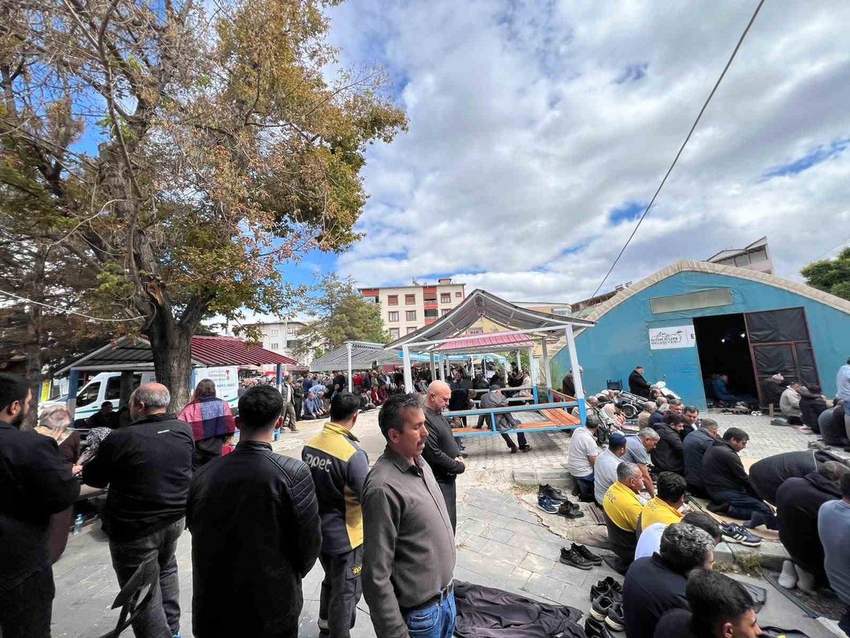 Kahramanmaraş Göksun\'da köprüden uçan otomobildeki 2 kişi son yolculuğuna uğurlandı