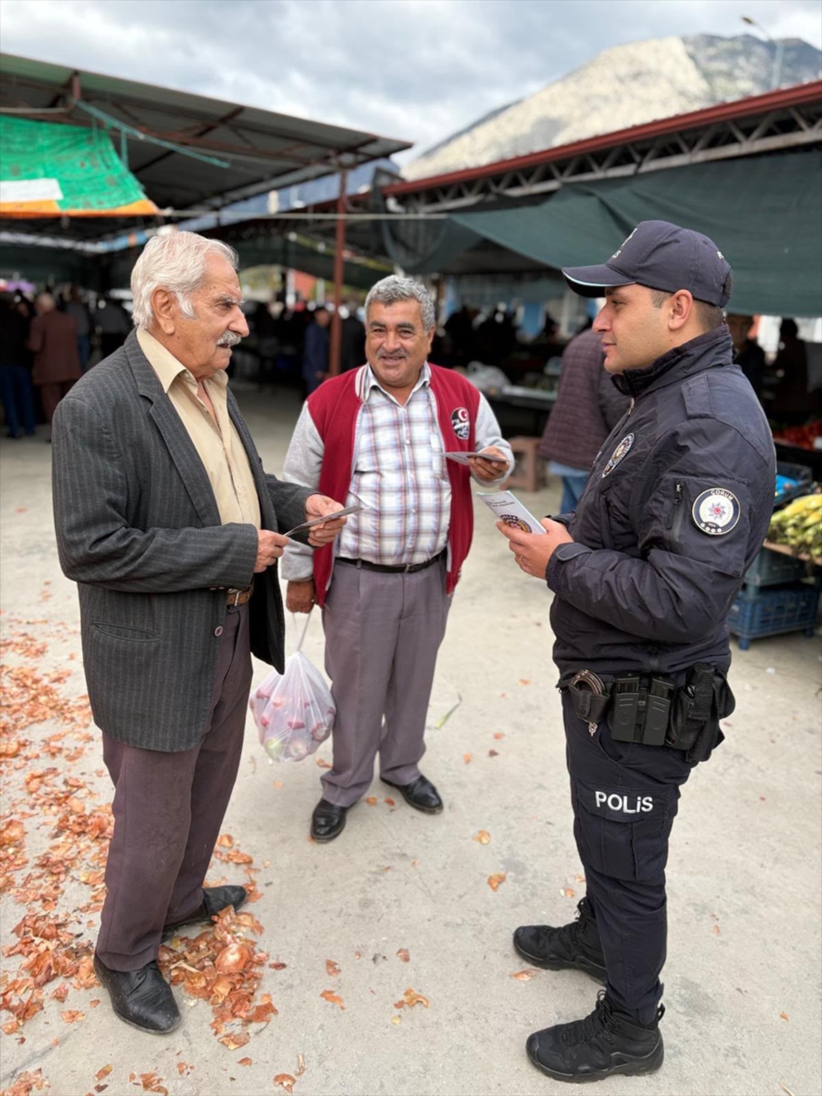 Kargı İlçe Emniyet Amirliği ekipleri pazarda dolandırıcılığa karşı broşür dağıttı