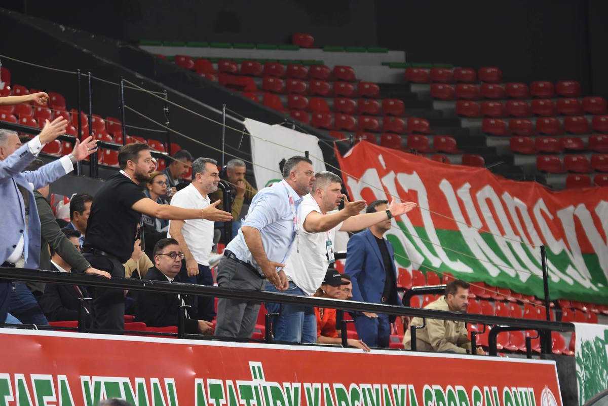 Karşıyaka, cezası nedeniyle boş tribünler önünde Galatasaray\'ı uzatmada 87-81 yendi