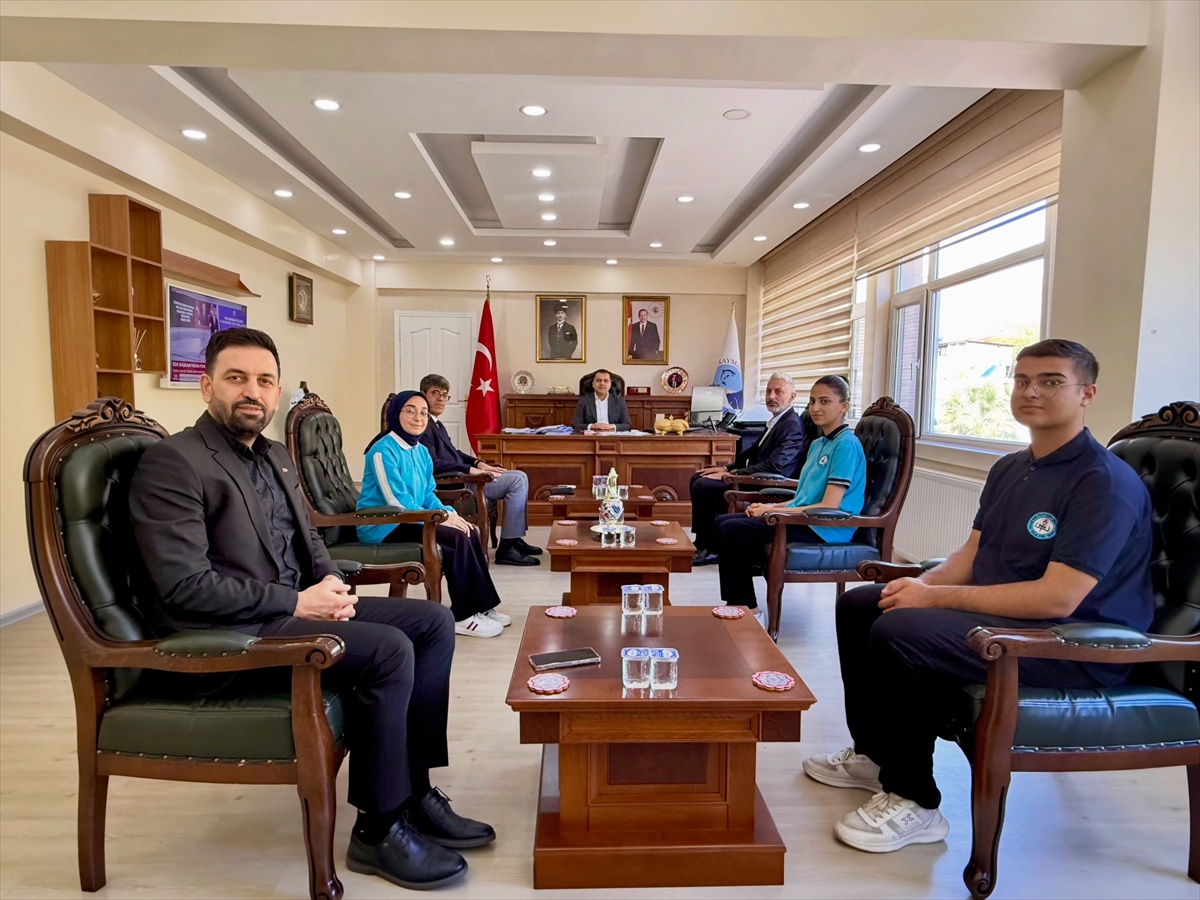 Keban Kaymakamı Onur, Abu Dabi finaline kalan 3 lise öğrencisi ve öğretmeni ağırladı