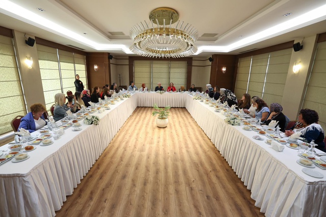 CHP Lideri Kılıçdaroğlu, gündelik ev işlerinde çalışan kadınların sorunlarını dinledi