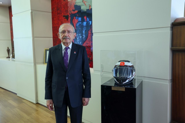 Motokurye Pekeroğlu'nun emanet edilen kaskı Kılıçdaroğlu'nun makam odasına konuldu