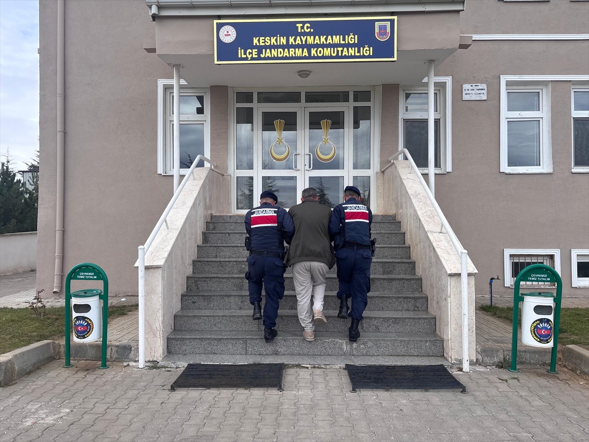 Kırıkkale\'de aranan 2 firari hükümlü yakalanarak cezaevine teslim edildi
