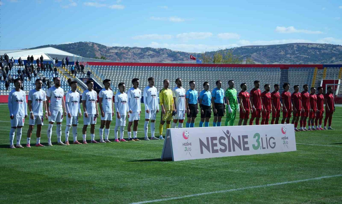 Kırıkkale FK, 10 kişi kalan Yeni Mersin İdmanyurdu\'nu 3-0 yenip ilk galibiyetini aldı