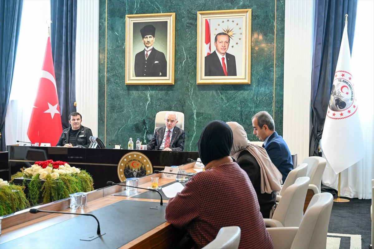 Kırklareli Valisi Uğur Turan halk toplantısında sorunlara çözüm talimatı verdi