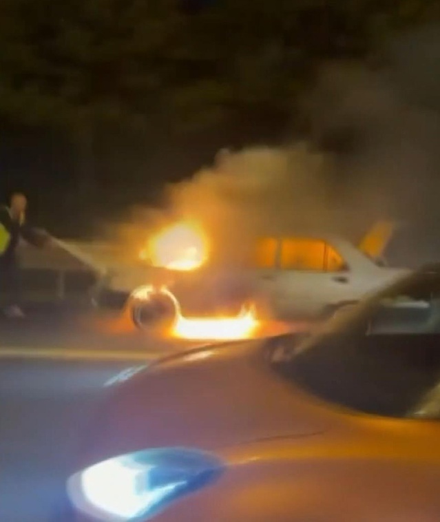 Küçükçekmece'de motor bölümü alev alan otomobildeki yangın söndürüldü