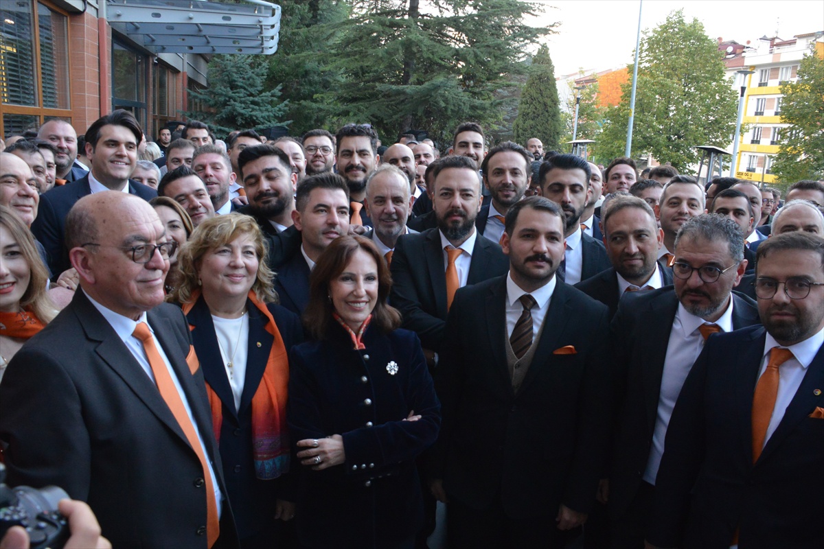 KUTSO seçiminde Esin Güral Argat\'ın turuncu listesi 2 bin 45 oyunun 1524\'ünü aldı