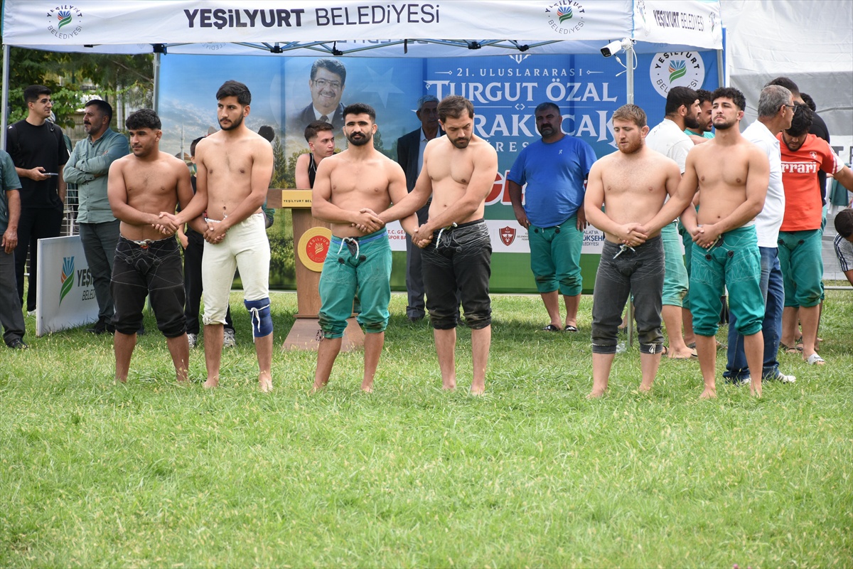 Malatya\'da 345 güreşçinin katıldığı Turgut Özal Karakucak Güreşleri başladı.