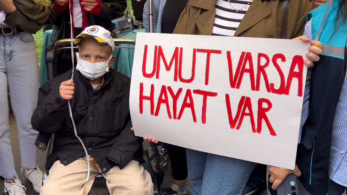 Malatya\'da lösemiyi yenen 10 yaşındaki Hasan Hüseyin\'e hastane önünde balon uçuruldu