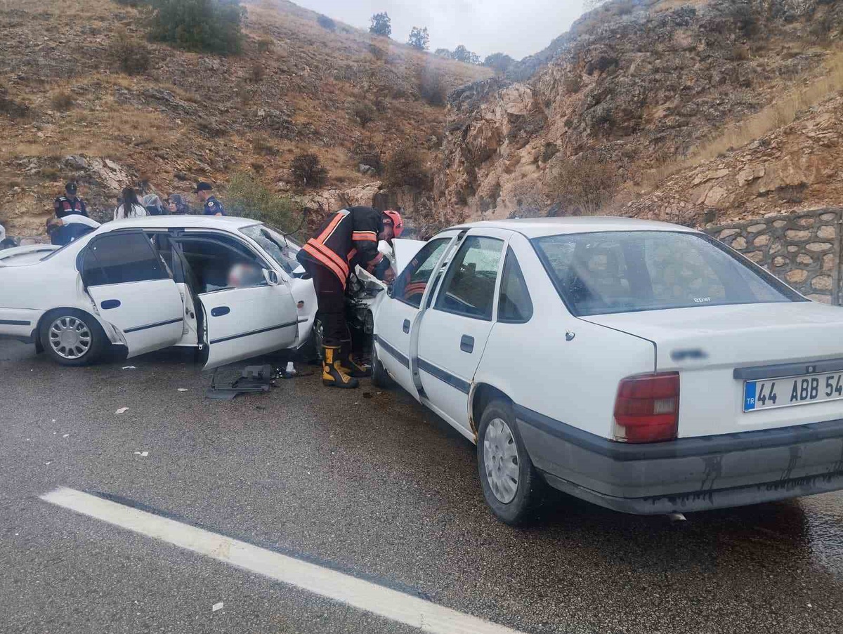 Malatya Akçadağ\'da iki otomobil kafa kafaya çarpıştı, 6 kişi yaralandı