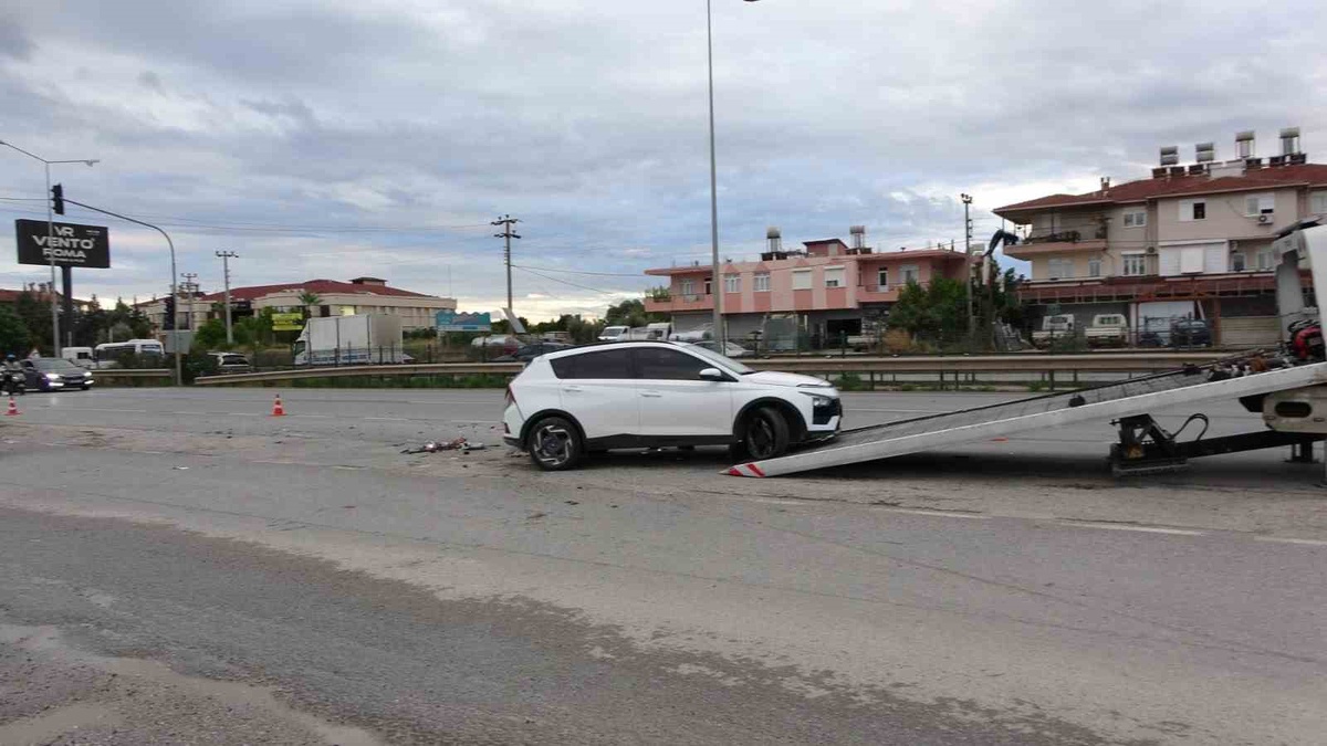 Manavgat\'ta takla atan otomobilin sürücüleri yaklaşık 30 dakika sonra hastaneye gitti