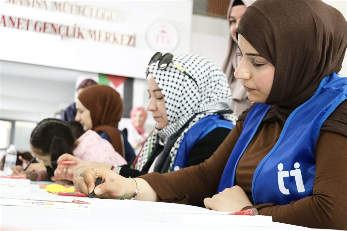 İHH Manisa\'nın etkinliğinde çocuklar Filistinli akranları için resim çizdi