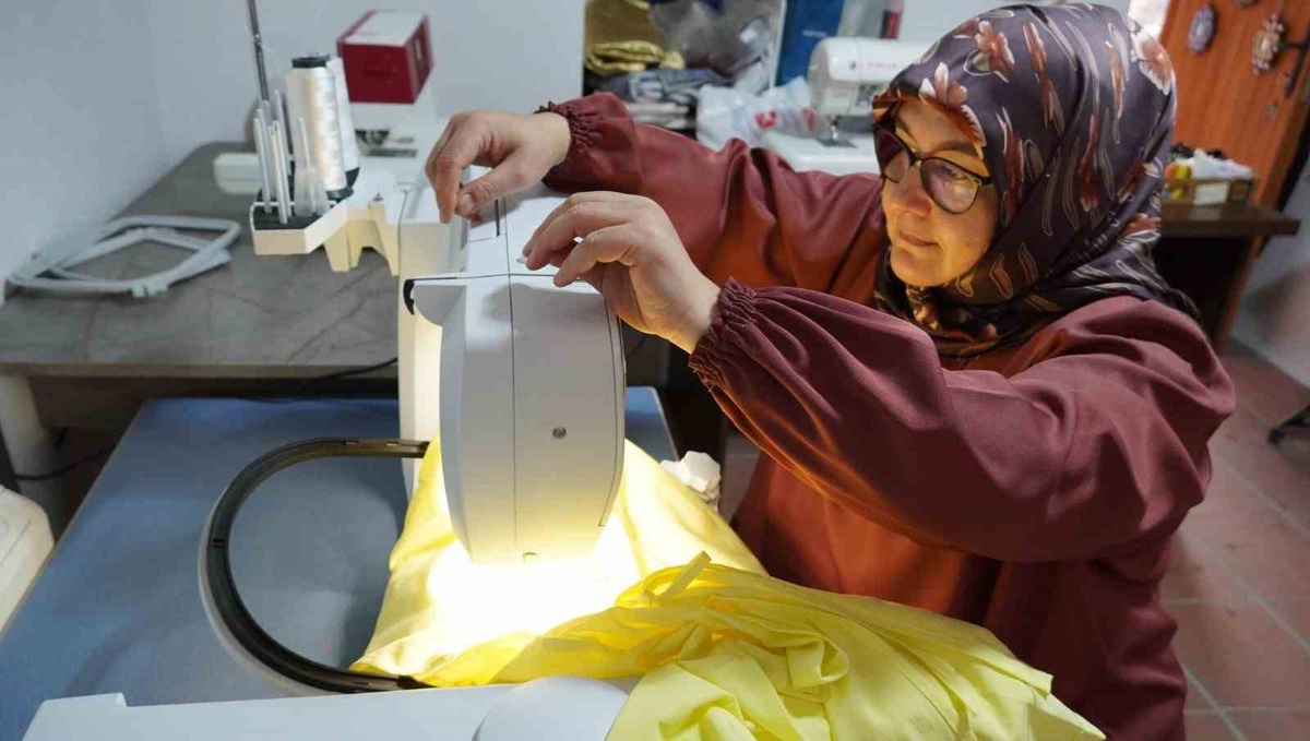 Manisa\'da nakış eğitmeni, rüyasındaki dört lafzı 200 binin üzerinde batışla işledi.