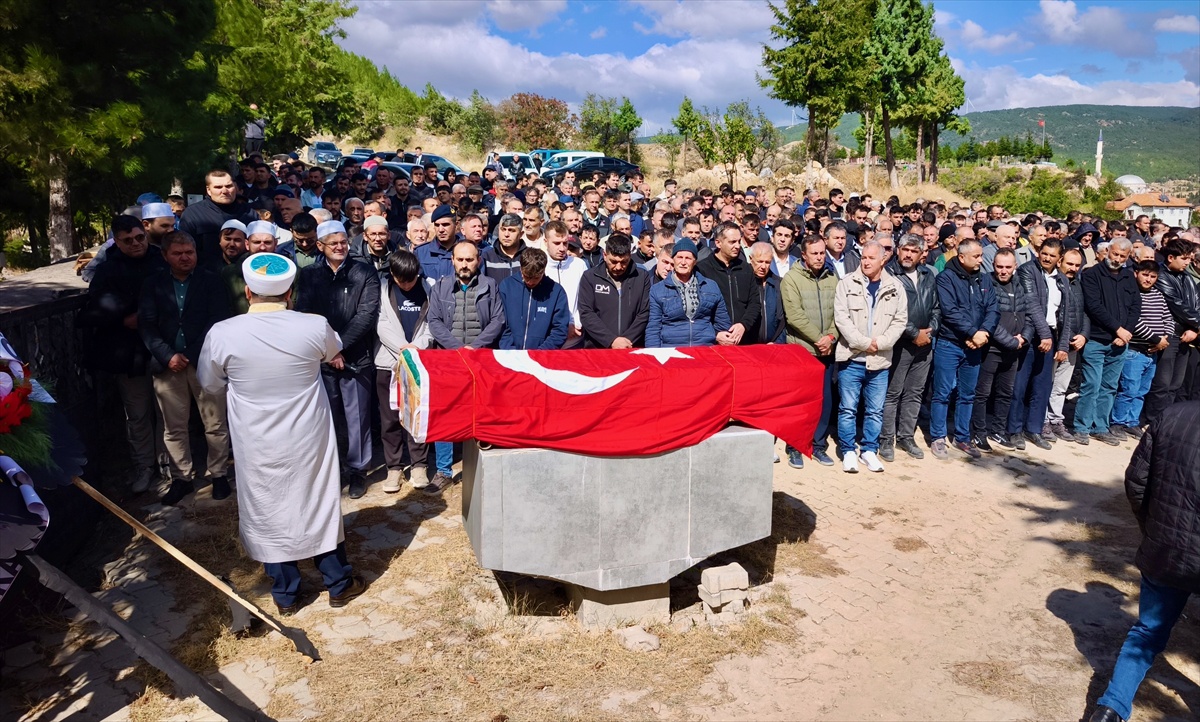 Soma\'daki maden göçüğünde yaşamını yitiren işçi İsa Olcay, Gediz\'de toprağa verildi