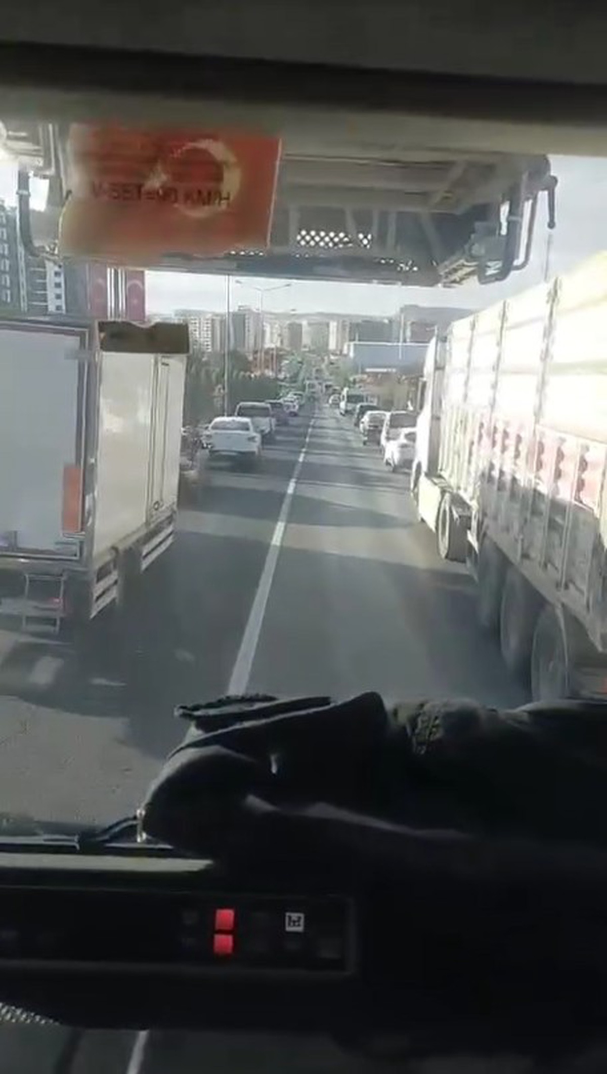 Mardin-Diyarbakır yolunda sürücüler itfaiye aracına fermuar yöntemiyle yol verdi