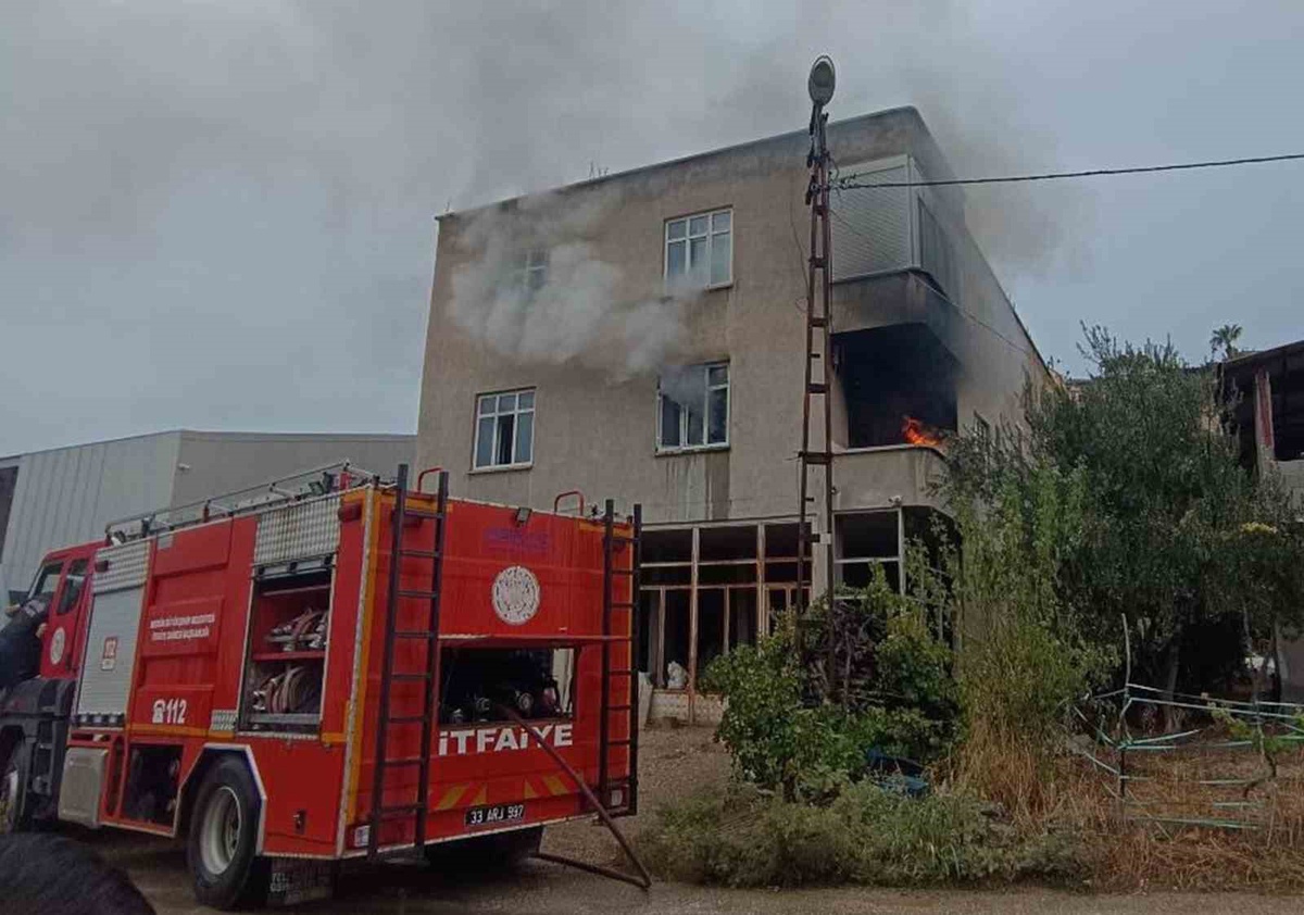 Mersin Mut\'ta yangın üst kata sıçradı, yalnız yaşayan yaşlı kadın kurtarıldı