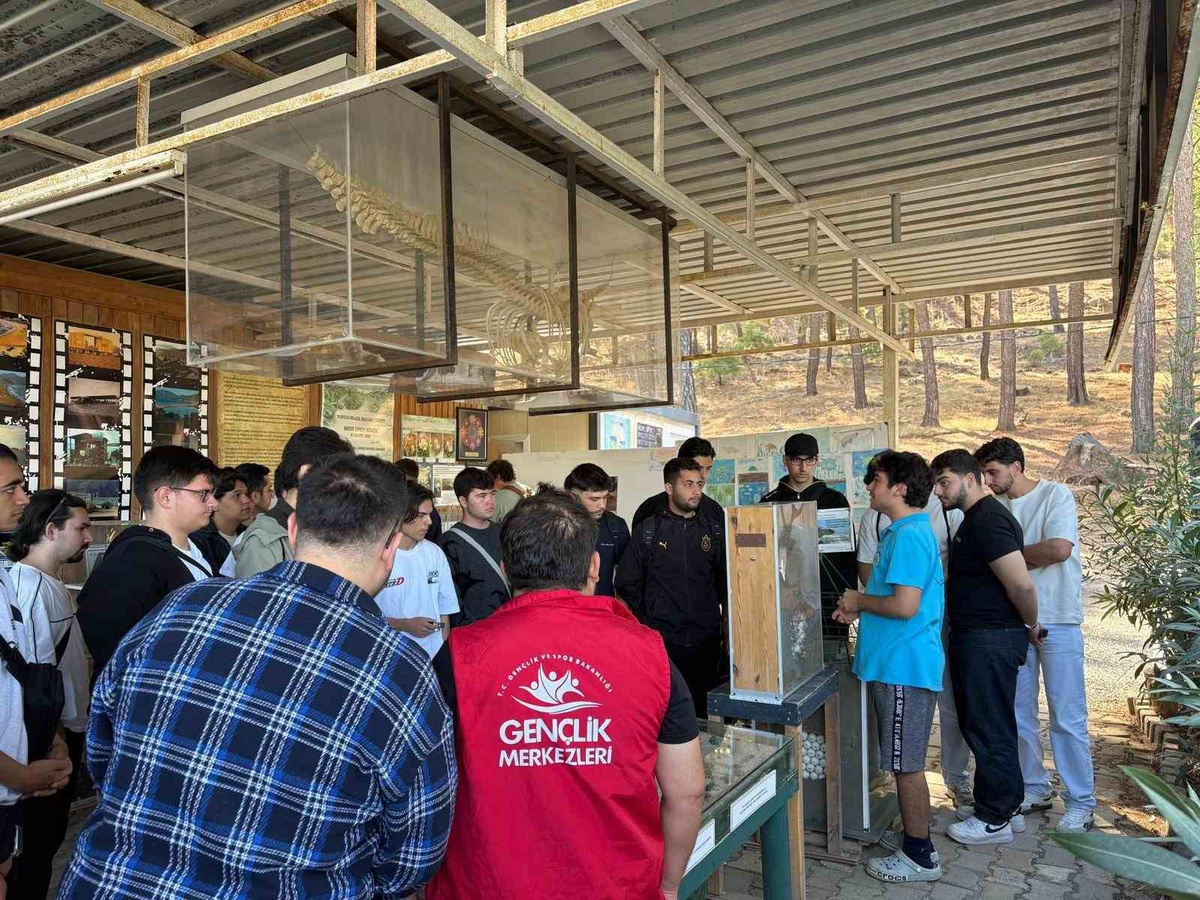 Muğla Erkek Öğrenci Yurdu\'ndaki yeni öğrenciler Dalyan\'ı gezerek kaynaştı