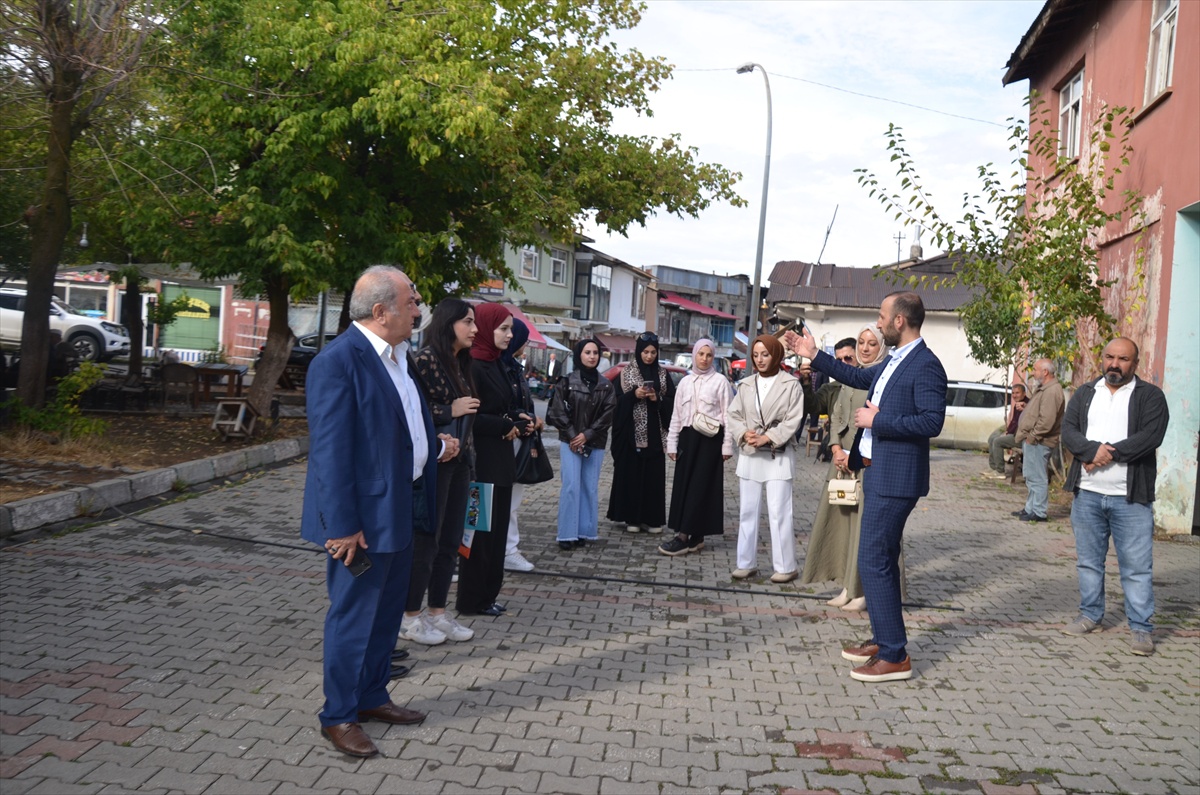 Muş\'ta genç yazarlar, derneğin düzenlediği gezide tarihi mekanları ziyaret etti