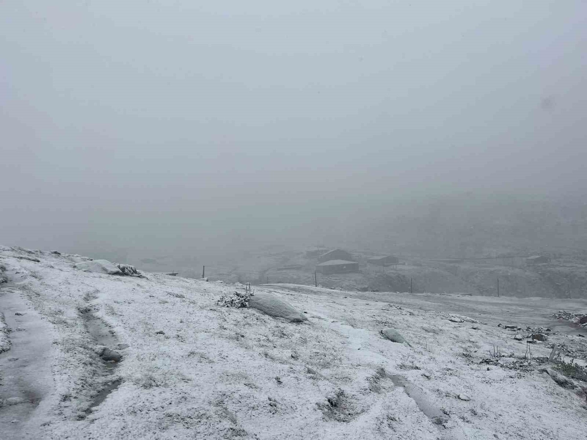 Rize Çamlıhemşin\'deki Avusor Yaylası\'na kar yağdı, göç sezonu sona erdi