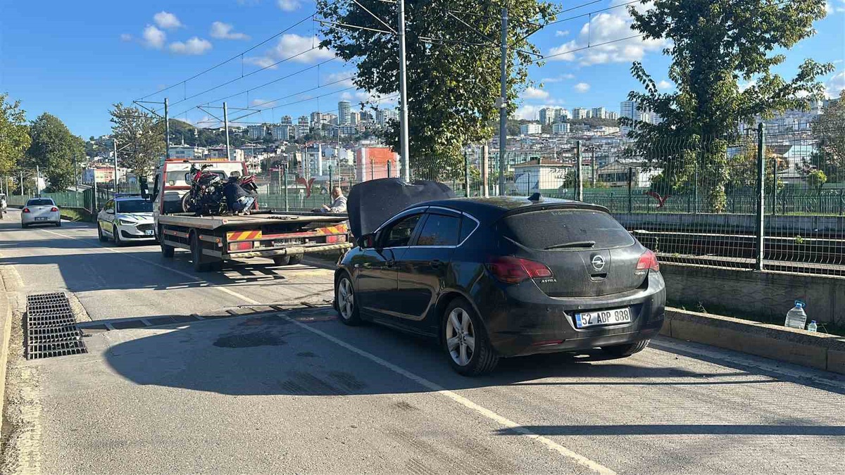 Samsun Canik\'te otomobil ile motosiklet çarpıştı, 2 kişi yaralandı