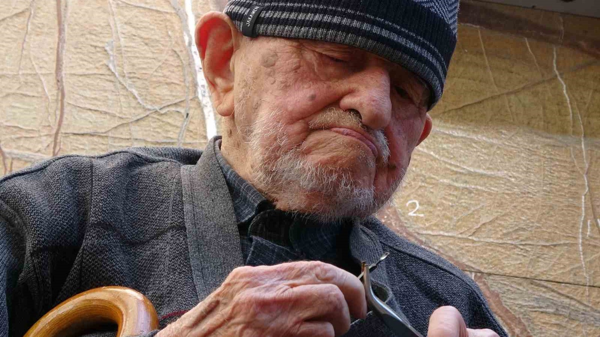 70 yıldır şemsiye onaran 97 yaşındaki usta, bir aylık aradan sonra Samsun\'daki tezgahına geçti