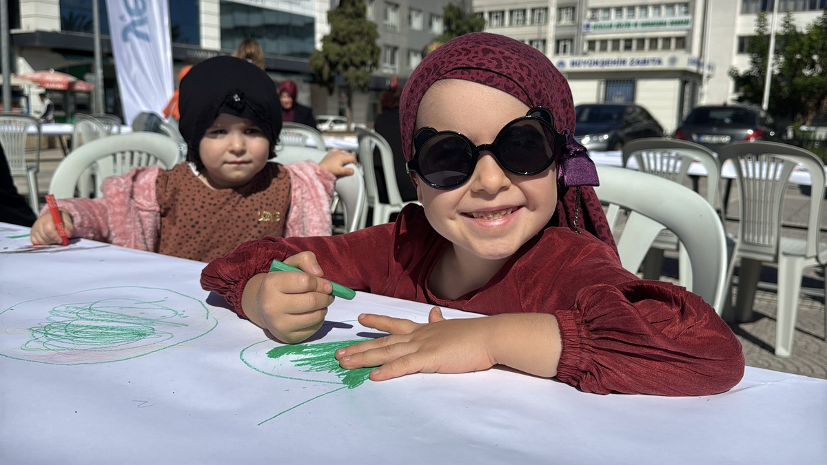 Samsun\'da çocuklar Gazze\'deki yaşıtları için resim çizerek seslerini duyurdu