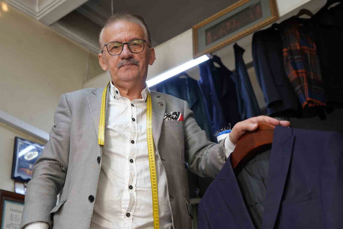 Samsun\'da 60 yıldır terzilik yapan Haşim Uzun, gençlere \'Para sizi bulur\' dedi