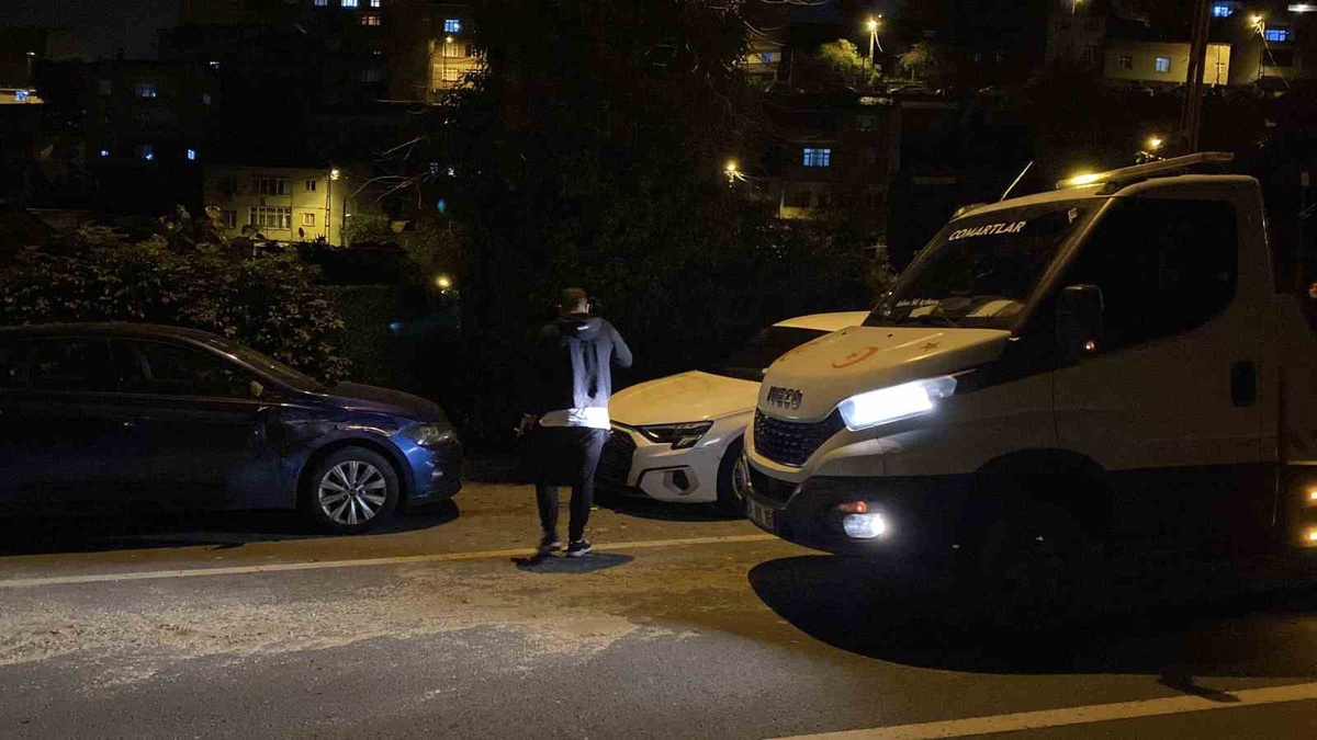 Sarıyer\'de aracın sıkıştırdığı otomobil 6 araca çarptı, biri ağır 3 kişi yaralandı