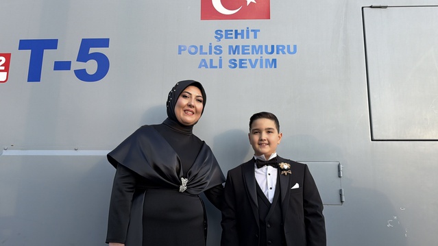 9 aylıkken babası şehit olmuştu! Eyüphan sünnet düğününe babasının adını taşıyan TOMA ile gitti