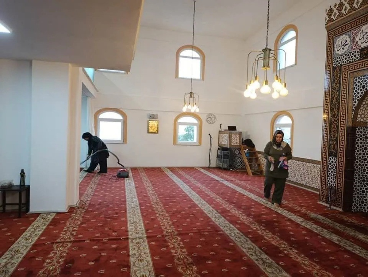 Sinop Ayancık\'ta kadınlar imece usulüyle Kovanlık Mahallesi camisini temizledi