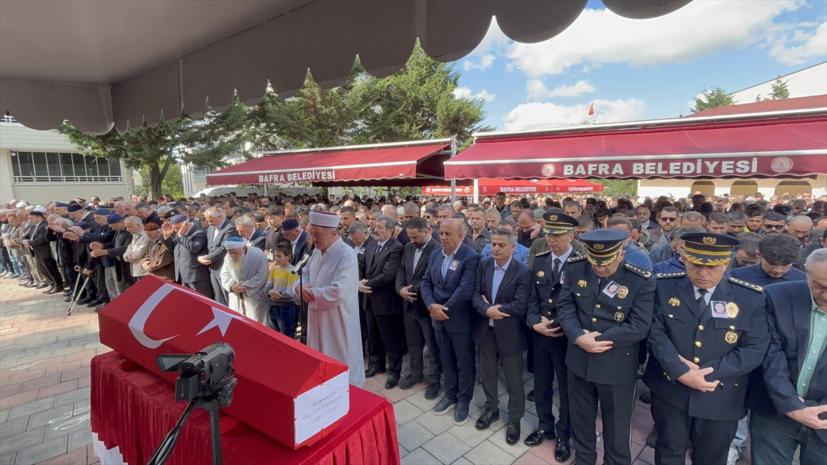 Denize düşerek hayatını kaybeden gazi polis Numan Şen Bafra\'da toprağa verildi