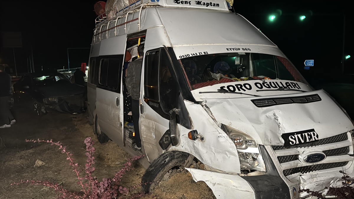 Sivas\'ta tarım işçisi minibüsü otomobille çarpıştı, otomobildeki 2 kişi yaralandı
