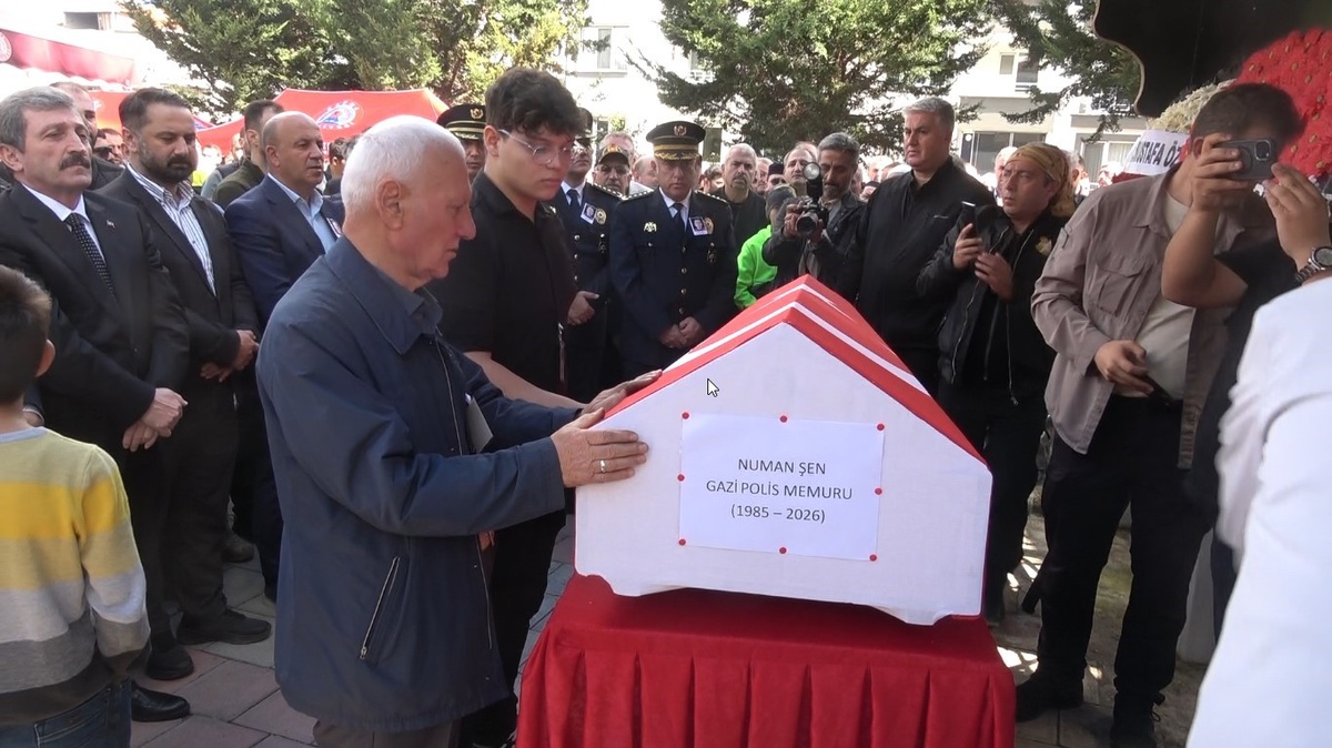Sinop\'ta alabora olan teknede ölen gazi polis Numan Şen, Samsun Bafra\'da defnedildi.
