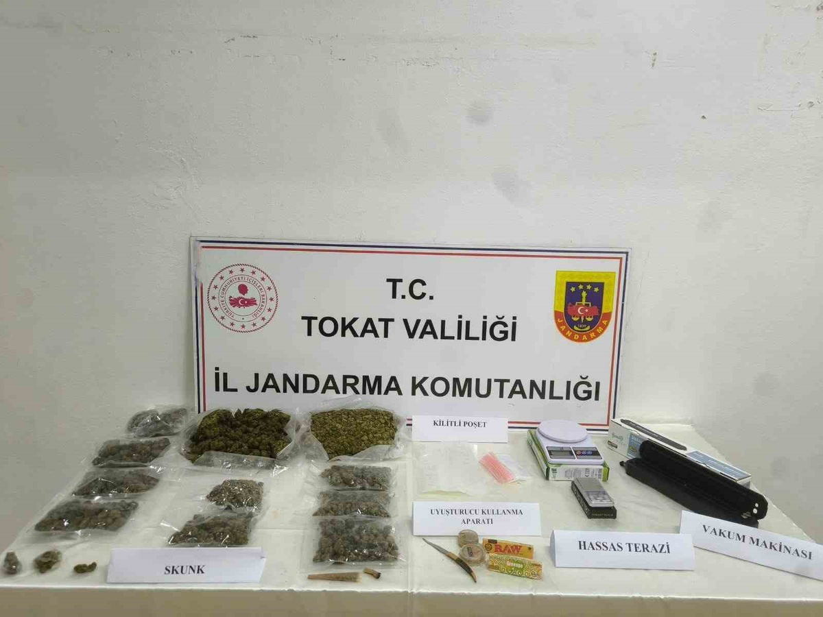 Tokat Erbaa\'da 2 şüpheli tutuklandı, operasyonda 1 kilo 780 gram skunk ele geçirildi