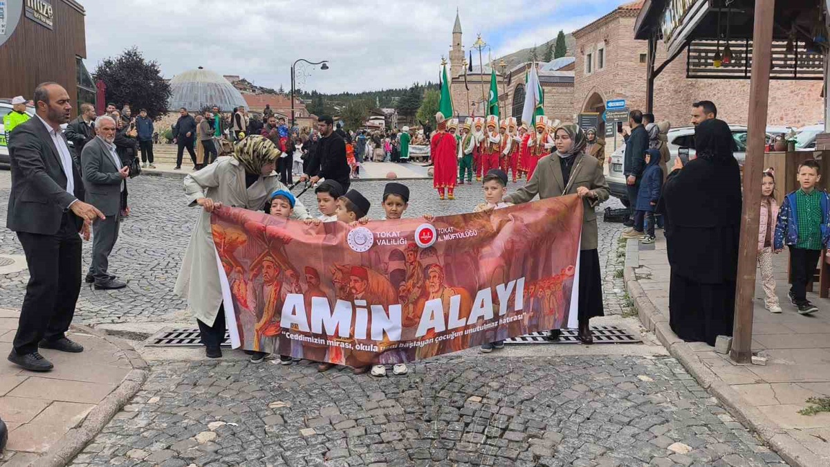 Tokat\'ta 4-6 yaş öğrenciler Amin Alayı\'nda Sulusokak\'tan Alipaşa Camii\'ne yürüdüler
