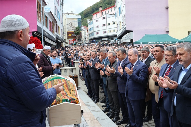 Trabzon Valisi Şalpazarı'nda Fatime Kurukız'ın cenazesine katıldı