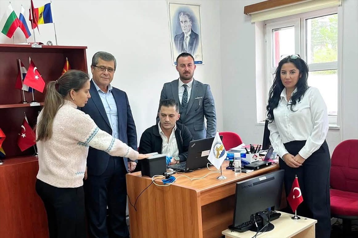 Uluslararası öğrenciler ikamet izni için parmak izi Göç İdaresi\'ne gitmeden verdi