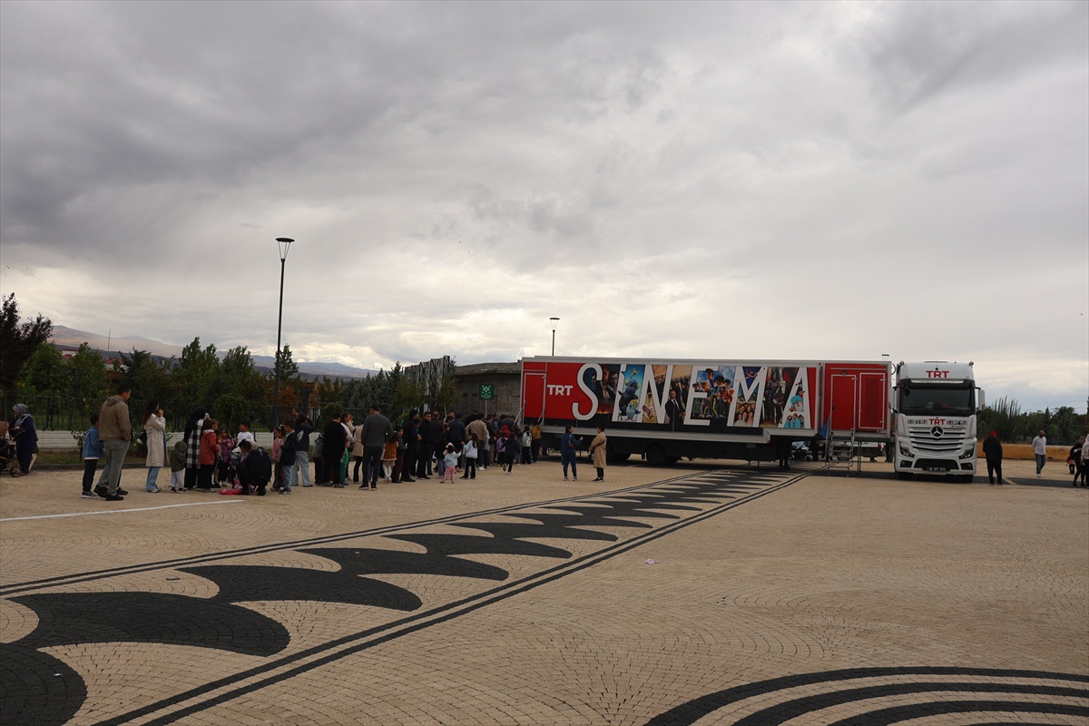 Iğdır\'da çocuklar TRT Mobil Sinema Tırı\'nda yağmura rağmen animasyon izledi