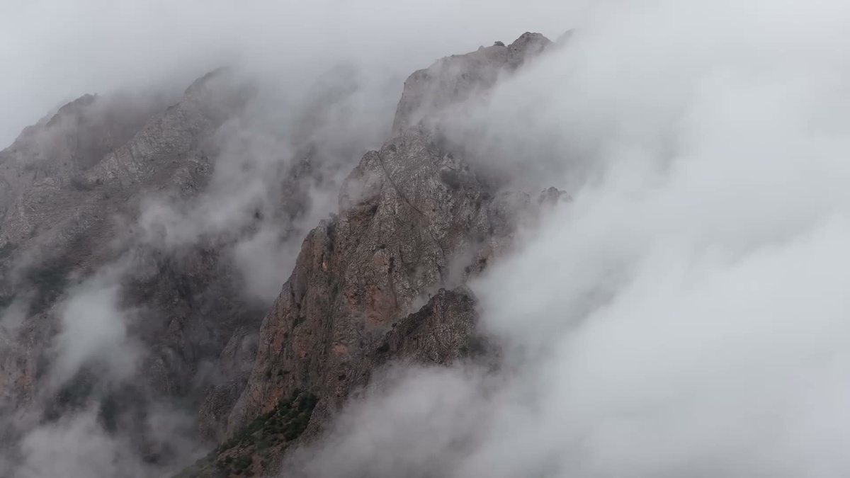 Tunceli\'de Munzur Vadisi\'ni saran sis kartpostallık görüntüler oluşturdu