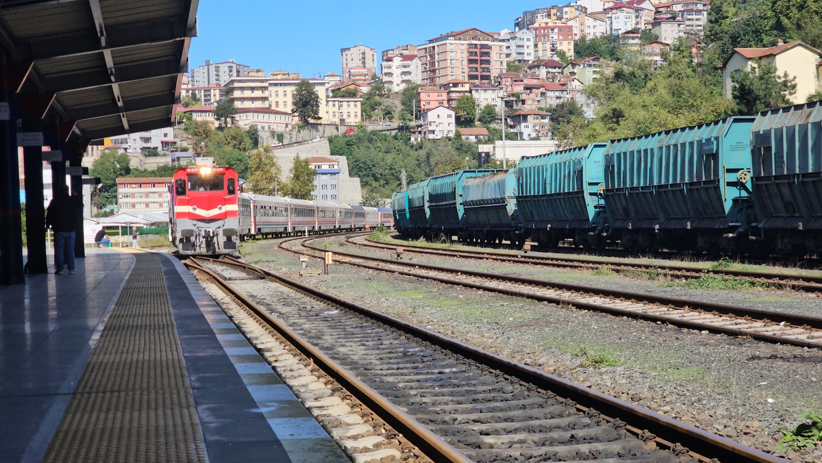 Karaelmas Ekspresi 2026\'nın ilk seferiyle 101 yolcuyu Zonguldak\'a ulaştırdı