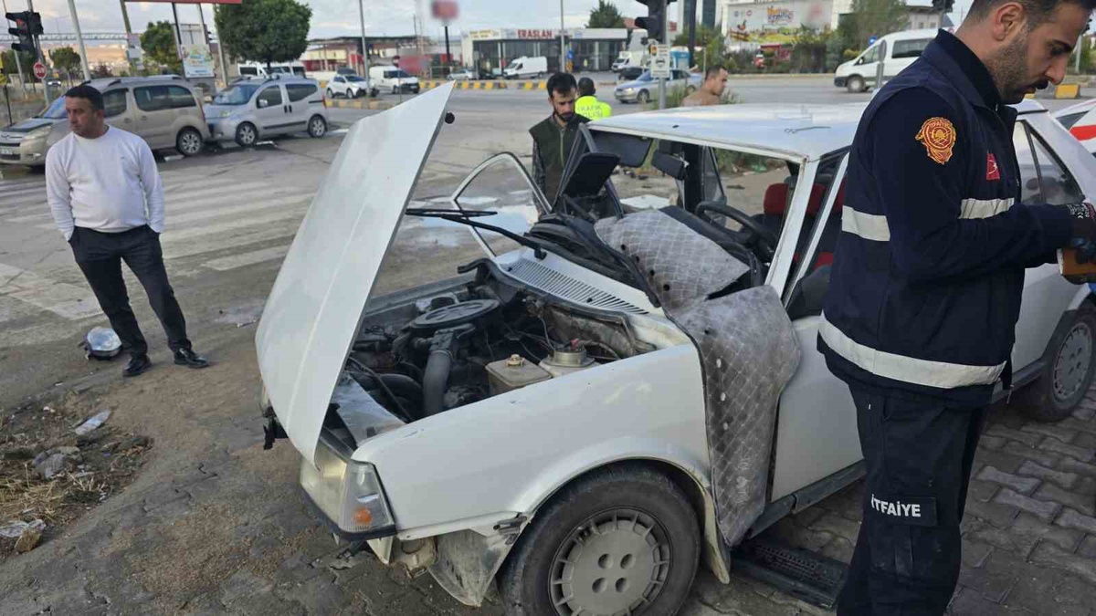 Van Edremit\'te iki otomobil çarpıştı, 6 kişi yaralanarak hastaneye kaldırıldı