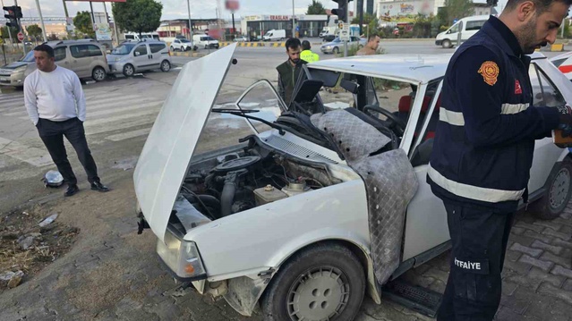 Van Edremit'te iki otomobil çarpıştı, 6 kişi yaralanarak hastaneye kaldırıldı