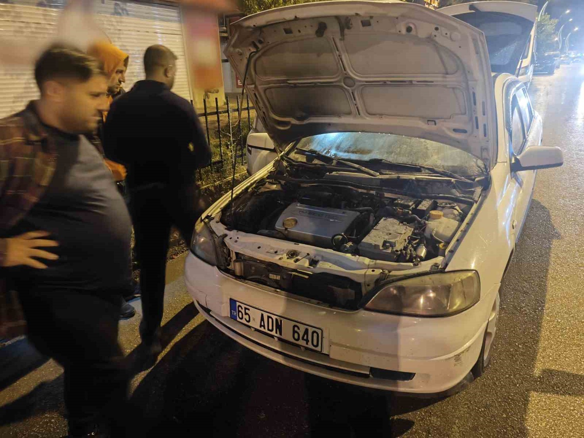 Van Erciş\'te seyir halindeki otomobilin motor kısmında çıkan yangın söndürüldü