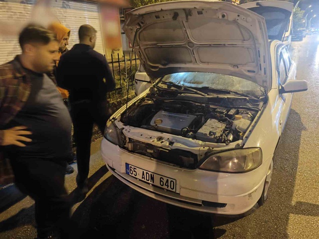 Van Erciş'te seyir halindeki otomobilin motor kısmında çıkan yangın söndürüldü
