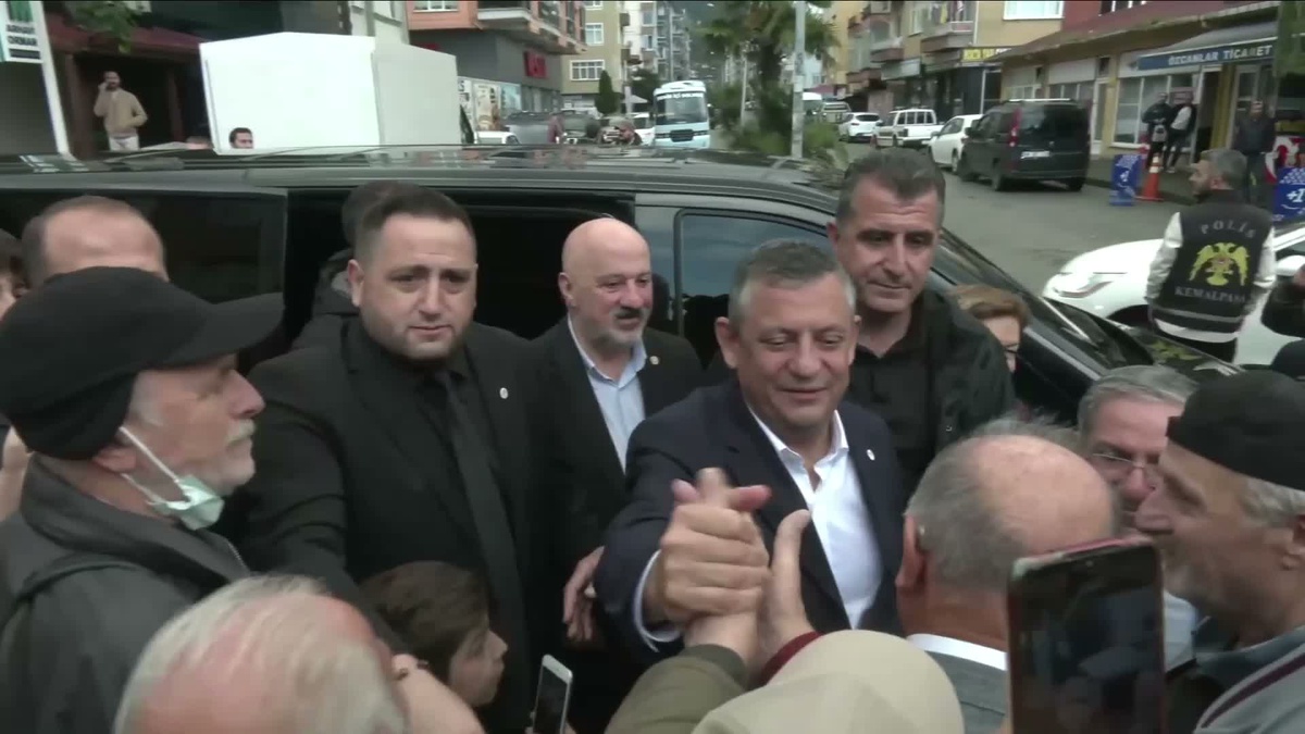 Özgür Özel Arhavi pazarında Türkiye\'de ortalama gıda enflasyonu yüzde 35 dedi