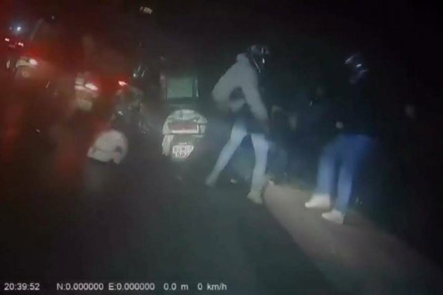 Ablasıyla ilişkisine karşı çıkan kuryeye çete pususu! Dehşet anları kamerada