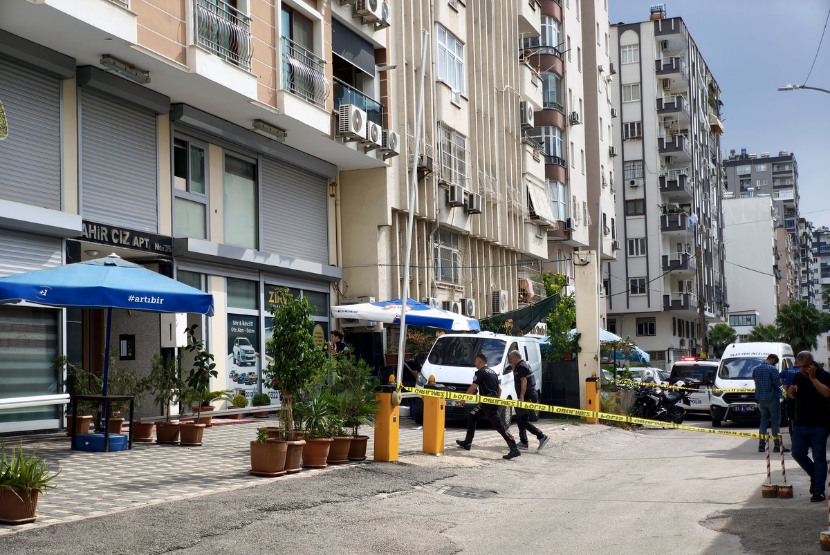 Adana\'da güpegündüz infaz! İş yerinin önünde otururken başından vuruldu