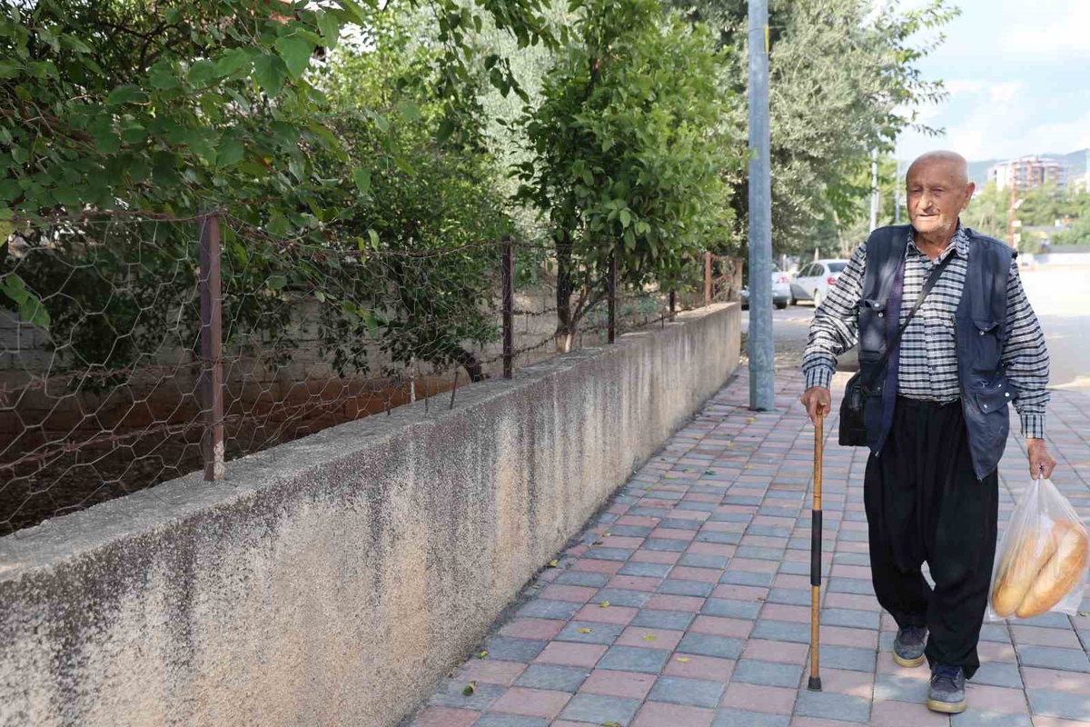 Adana Kozan\'da 86 yaşındaki Bayram Ersin, 15 yıldır çayına yaklaşık 8 km yürüyor