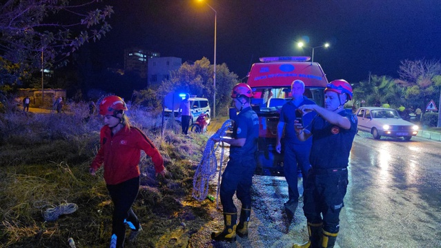 Adana Kozan'da sürücüsünün kontrolünü kaybettiği araç kanala düştü, 2 kişi yaralandı